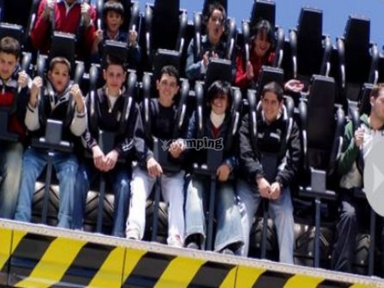 Disfruta con tus amigos en un parque de atracciones Disfruta con tus amigos en un parque de atracciones